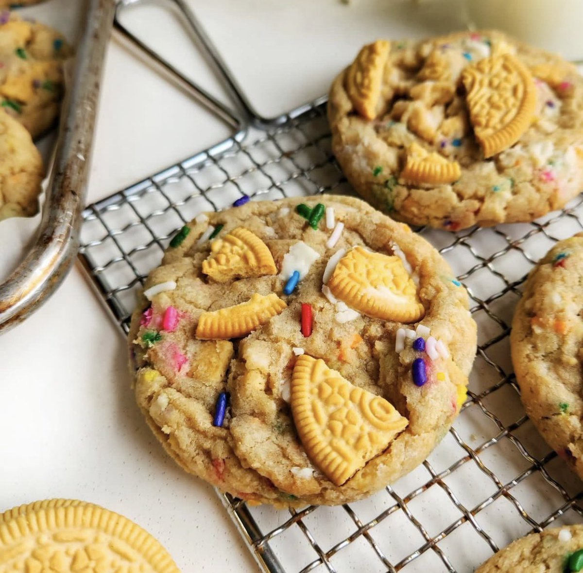 IconicWorldco's tweet photo. Golden oreo sprinkle cookies are a chewy, sweet cookie full of crushed golden oreos and sprinkles.
By: @jessiebakestreats
:::::::::::::::
#oreo #oreos #goldenoreos #goldenoreo #sprinkles #sprinklecookies #birthdaycakecookies #prettyfood #prettycookies #funfetti #chewycookies https://t.co/zYCcdOvs2X