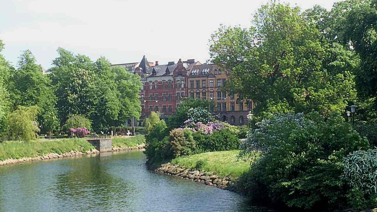 traveltheworldclub.com/travel/sweden-… Malmo, Sweden. Get to #Malmo via the spectacular sea bridge and under-water tunnel system connecting Copenhagen, Denmark to Sweden. It has a moated castle, classical spired churches, a mediaeval town square and the tallest building in Scandinavia. #Sweden