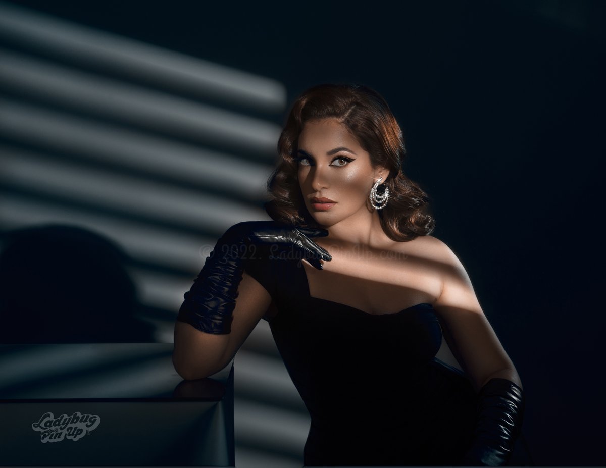 LadybugPinUp's tweet photo. Este es el nivel de #glamour apropiado para un viernes. ¿No les parece? Sesión inspirada en el #FilmNoir. 
#LadybugPinUp https://t.co/HZEI5MBpY7