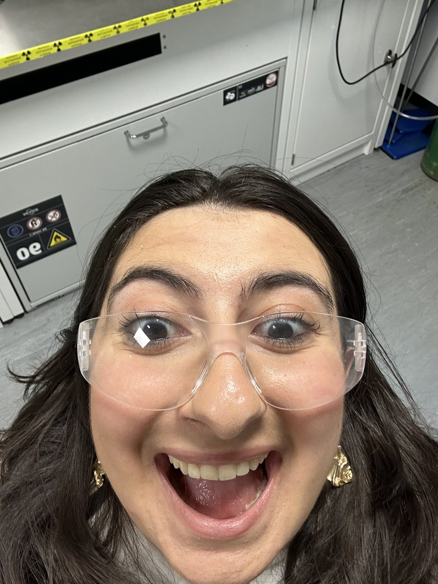 leapinglils's tweet photo. From oil to solid. From sad lily :( to HAPPY lily :( #chemistry #WomenInSTEM #inorganic #schlenk https://t.co/MM2bE0ozpz