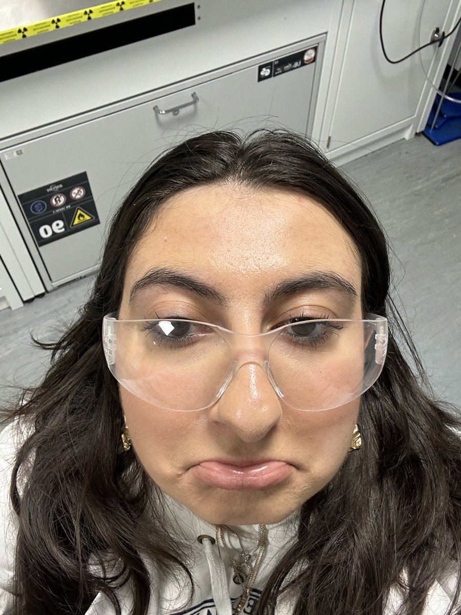 leapinglils's tweet photo. From oil to solid. From sad lily :( to HAPPY lily :( #chemistry #WomenInSTEM #inorganic #schlenk https://t.co/MM2bE0ozpz