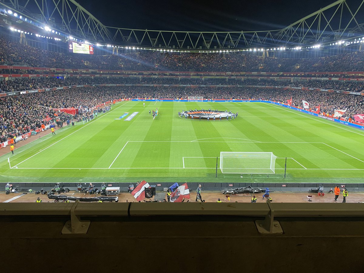LorDolcetti's tweet photo. A great night of football at the Emirates. Two young coaches with clear and brave ideas. Two young teams full of confidence and enthusiasm. Great to watch the game from this point of view  #dipendedachedipende #perspective https://t.co/equ55DUZXK