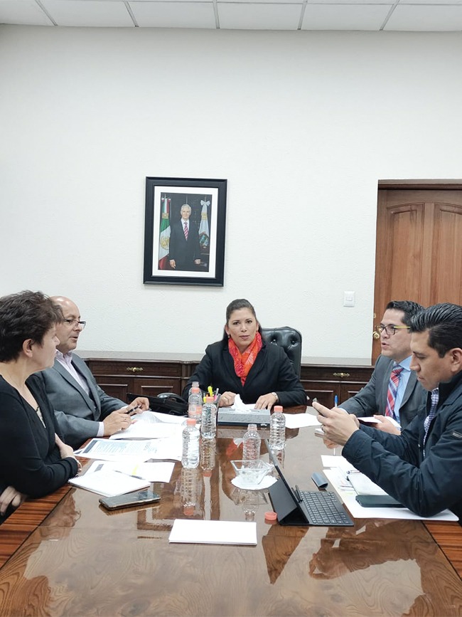 Bren_Alvarado's tweet photo. Trabajamos para cumplir con nuestros compromisos en bien de la sociedad mexiquense, tal como nos indica el Gobernador @alfredodelmazo, nos encontramos en reunión para seguir alcanzando las metas que tenemos en @EdomexSocial. https://t.co/bZunsJfwY4
