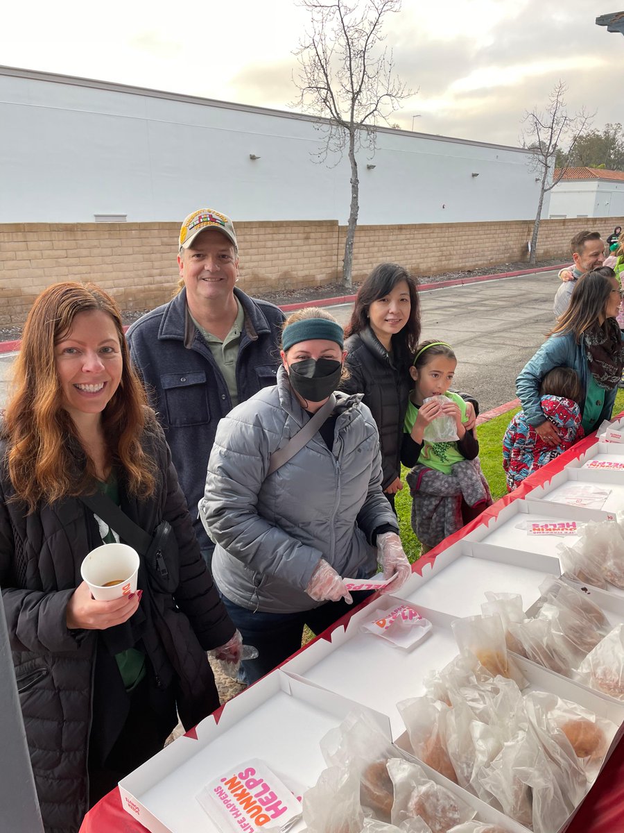 BergesonES's tweet photo. Thank you to all the parent volunteers and our wonderful PTA for organizing Donuts with Grown ups this morning! https://t.co/hmqSPg8QnN