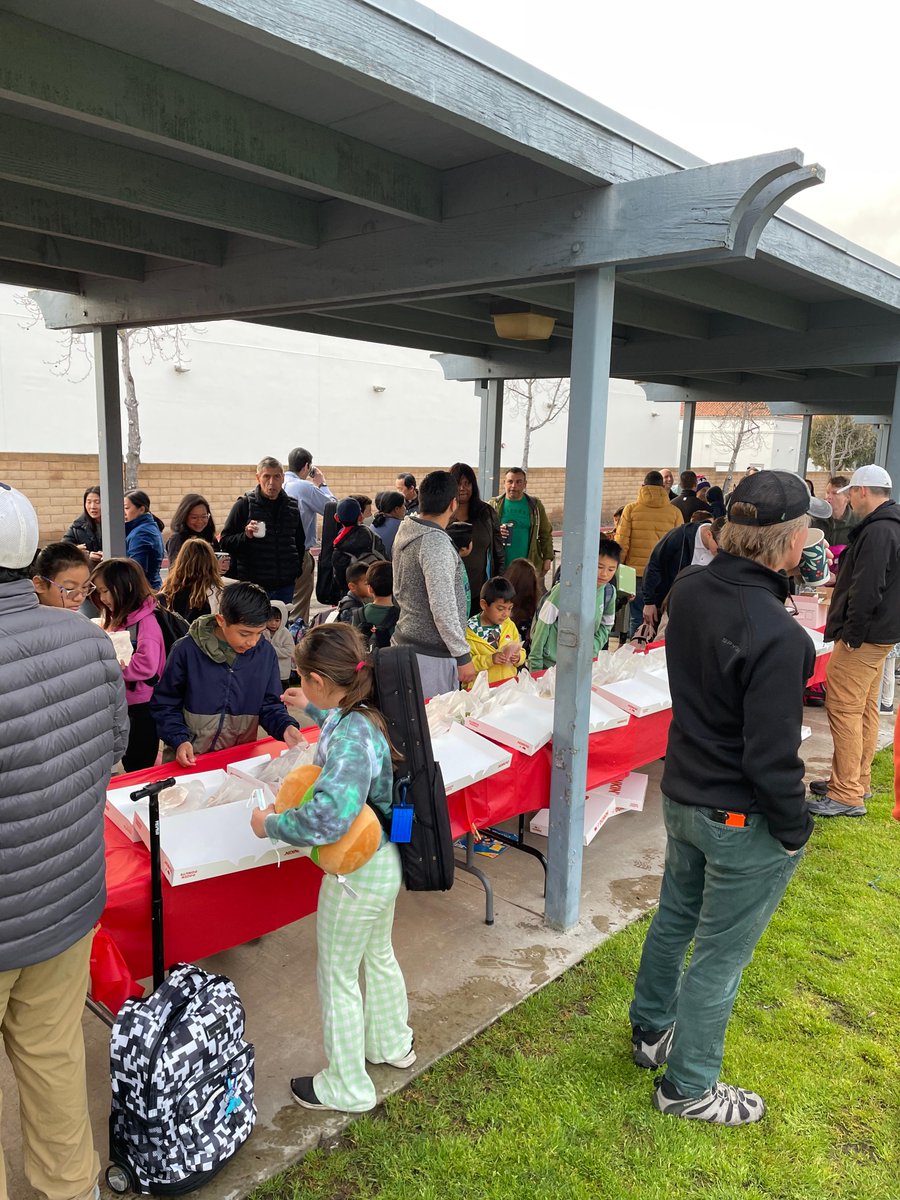 BergesonES's tweet photo. Thank you to all the parent volunteers and our wonderful PTA for organizing Donuts with Grown ups this morning! https://t.co/hmqSPg8QnN