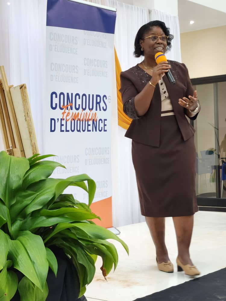 NELLYTSHELAMUT's tweet photo. On ne le dira jamais assez:
L'#oral commence par l'#écrit.
Cependant vous aurez beau avoir un merveilleux discours sur papier; Si vous avez une gestuelle inappropriée, un ton de voix monocorde, il n'y aura pas de #connexion avec votre public. 
#Gestuelle
#Prosodie 
#Discours https://t.co/XwTV7Y25HW