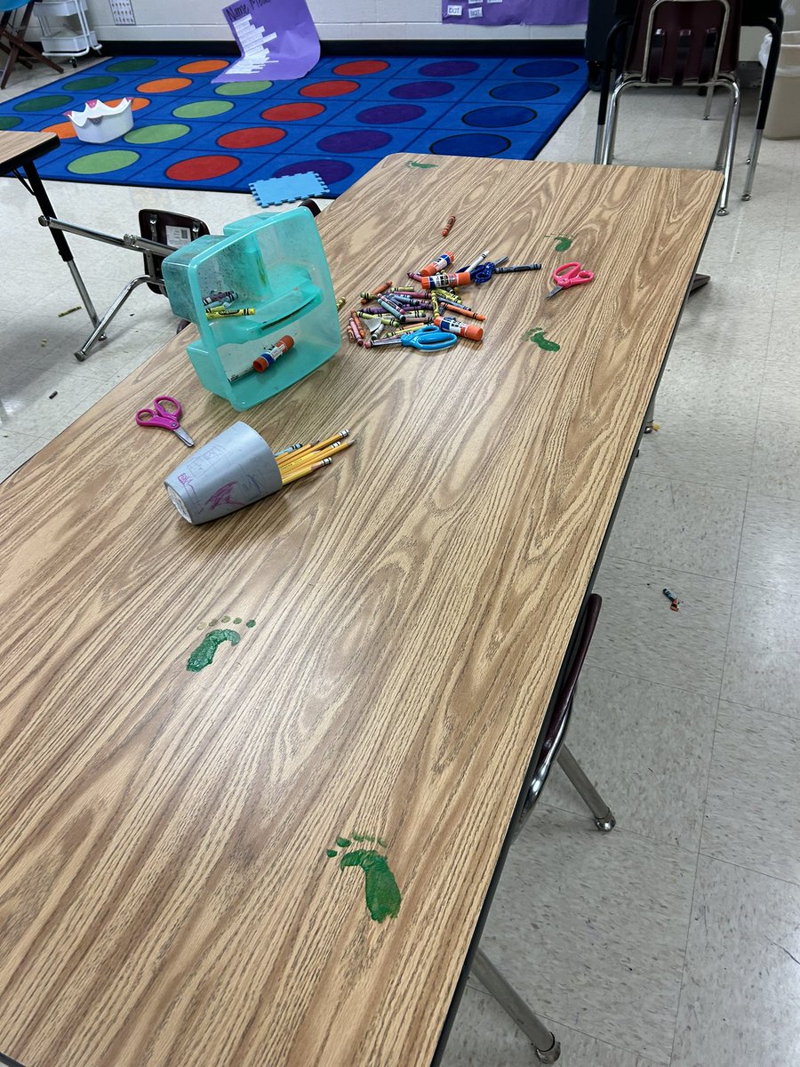 JMoes_Class's tweet image. What a week! Started out with investigating soil and ended with a surprise visit from a leprechaun 🍀 😳 @ClarkCreekSTEM