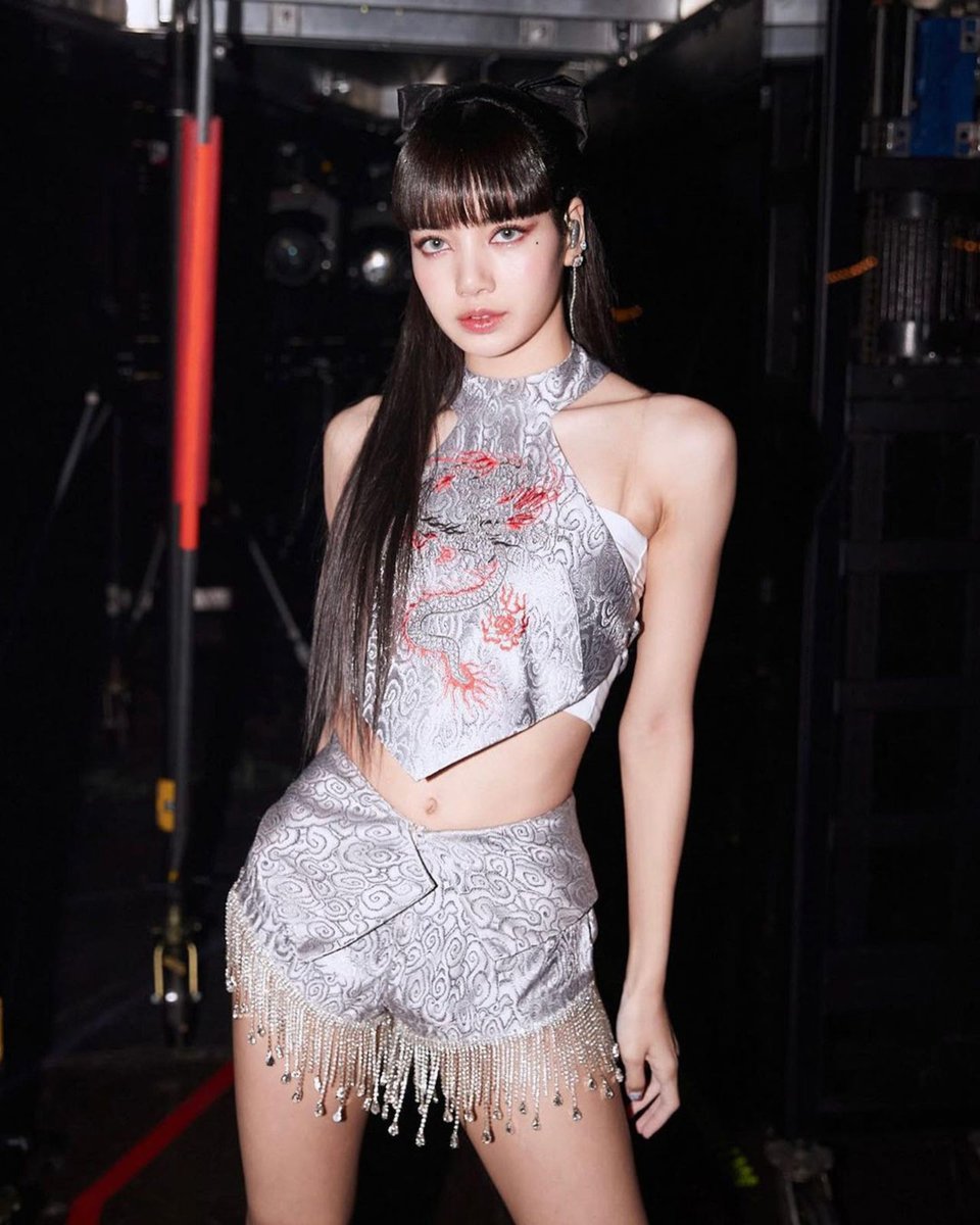 vogueph's tweet photo. From Nadine Lustre's bold and edgy ensembles to Blackpink Lisa's effortless glam, take style cues from these celebrities' party looks that rule Instagram.

Read more: https://t.co/m8wFq7WDvS https://t.co/XoufCQSo9Z