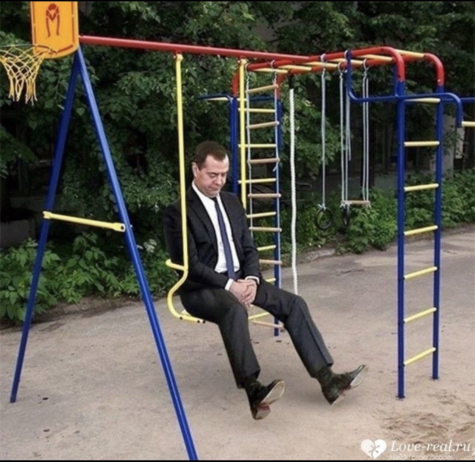 Взрослые на детской площадке