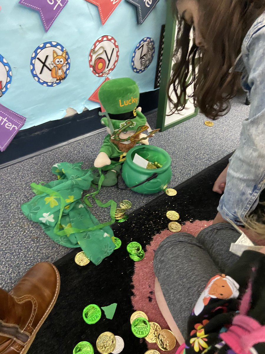 asminn01's tweet photo. Lucky the leprechaun visited room 21! Such an exciting start to a Friday! @BuenaVistaWCSD @WalnutCreekSD https://t.co/7HuPzdJ4ub
