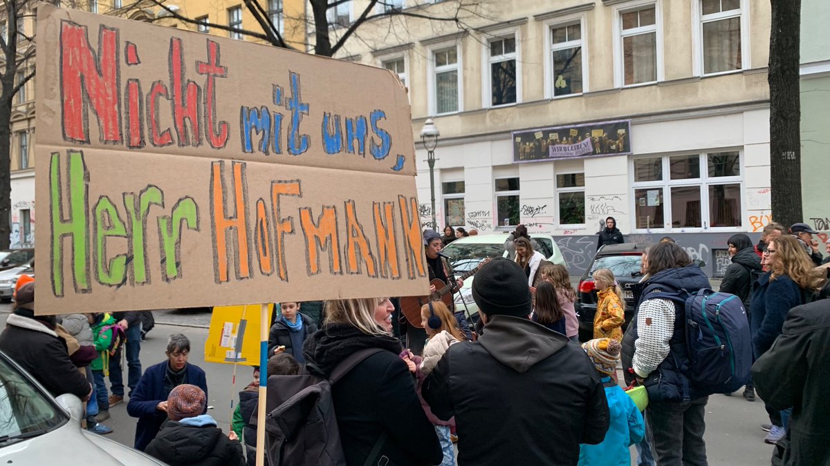 @KinderladenA Toll, dass so viele Leute und Kinder dabei sind. Eine super Unterstützung. Herr Hofmann, bitte unterstützen Sie die Kinder. #irgendwieanders