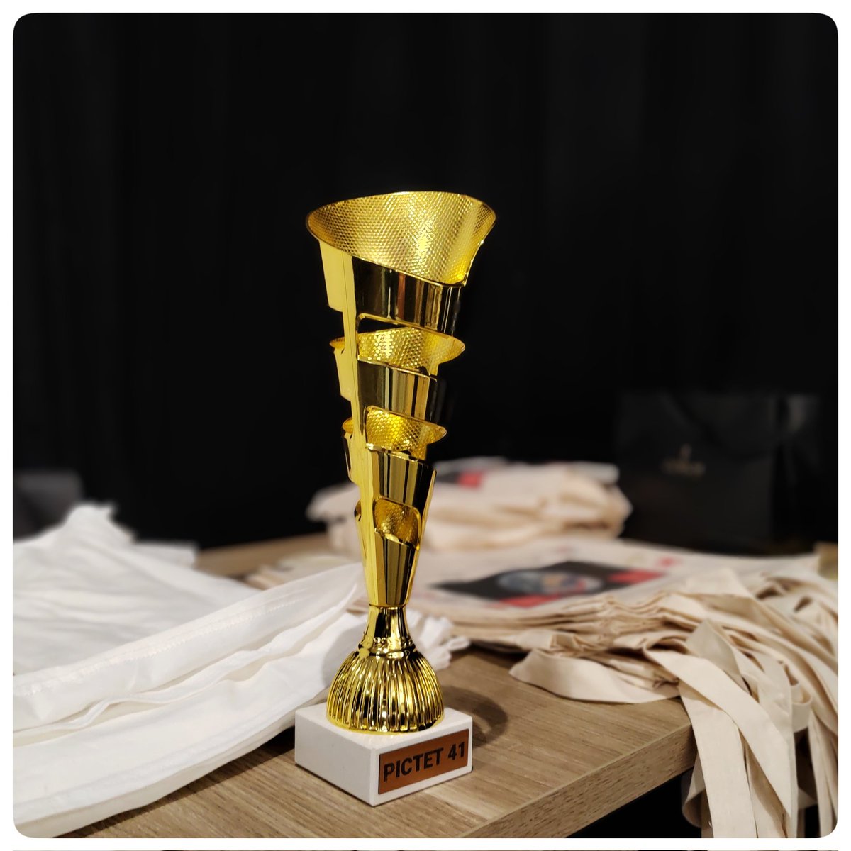 Encore une poignée de minutes et le monde saura qu'elle équipe est gagnante ! <a href="/ConcoursPictet/">Pictet Competition</a>