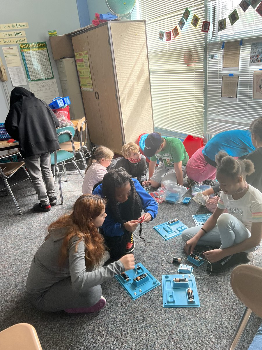 When I don’t have a voice the kids choose science. Coding and circuits #learningwithpride <a href="/DillardMagnetES/">Dillard Drive Magnet Elementary</a>