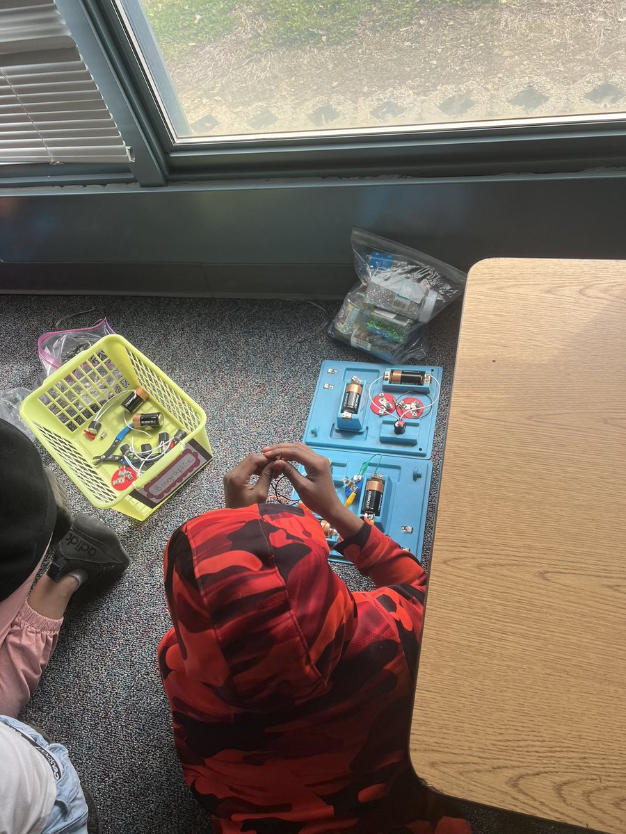 jprideNC's tweet photo. When I don’t have a voice the kids choose science. Coding and circuits #learningwithpride @DillardMagnetES https://t.co/fLaTaikFgt