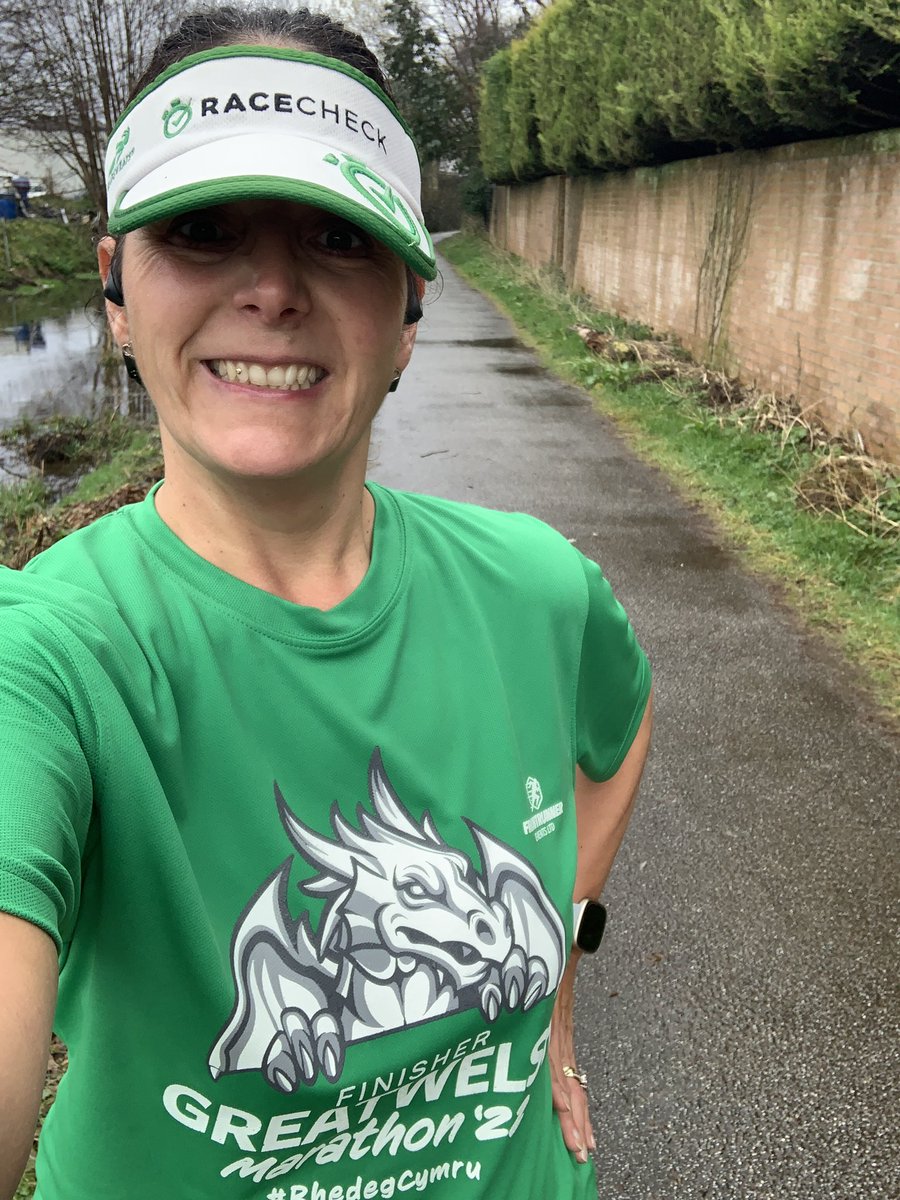 dulciedarling1's tweet image. @Twittachallenge Happy St Patrick’s day ☘️ just over 5 miles done, bit of Irish 🇮🇪bit of welsh 🏴󠁧󠁢󠁷󠁬󠁳󠁿 in my T-shirt  &amp;amp; of course my @happystrideuk leggings &amp;amp; I never run without my visor @racecheck #TWCStpatrick #TWC #TwittaWinterChallenge #visorclub #happystrides