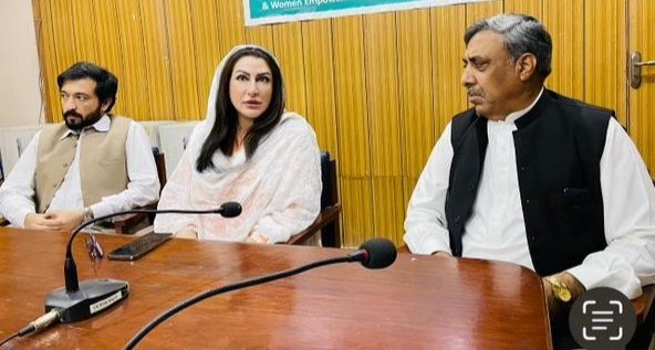 NeelamKhanToru's tweet photo. آج پناہگاہ ویلفیئر بورڈ خیبر پختونخوا کی 15واں اجلاس کی صدارت کی۔
پناہگاہ کے حوالے سے م��تلف مسائل کے حوالے سے سوشل ویلفیئر ڈیپارٹمنٹ اور بیت المال ڈیپارٹمنٹ کی تفصیلی بریفننگ۔ https://t.co/zJsCOIgJf4