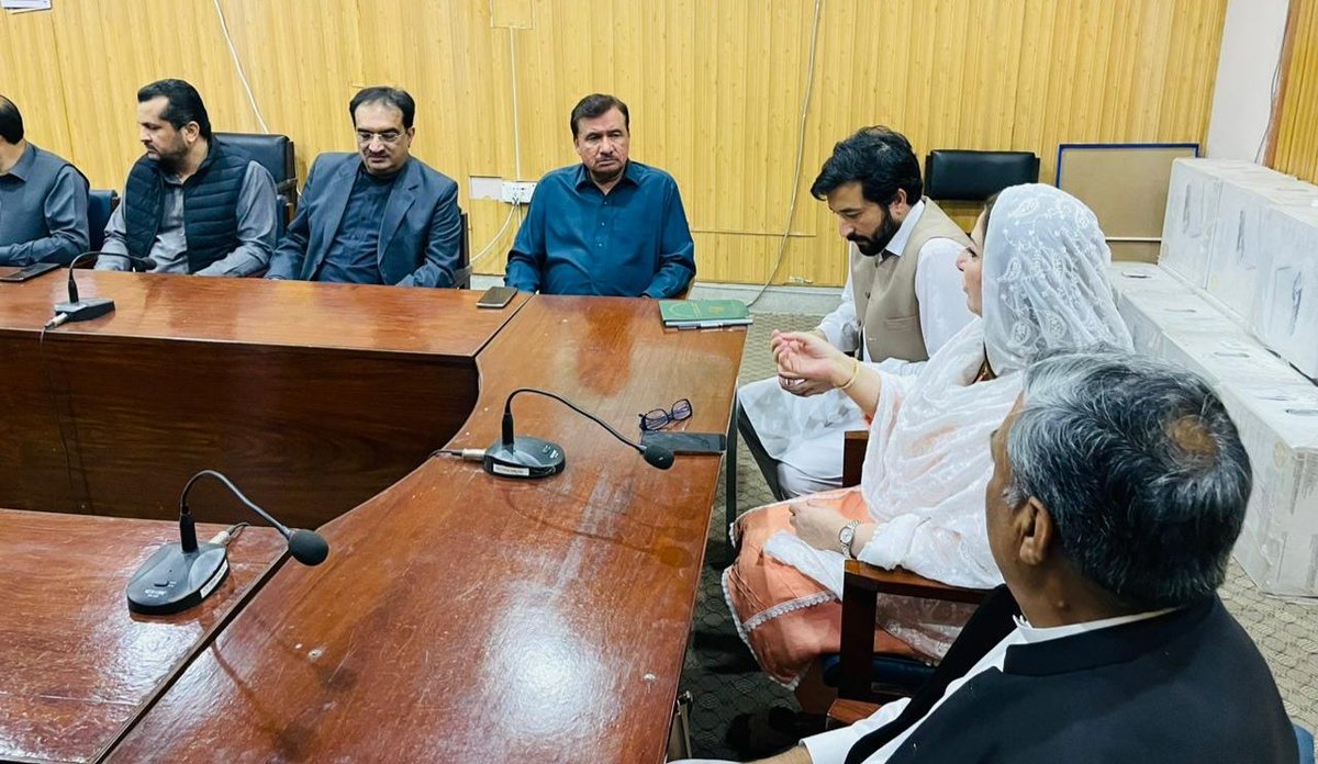 NeelamKhanToru's tweet photo. آج پناہگاہ ویلفیئر بورڈ خیبر پختونخوا کی 15واں اجلاس کی صدارت کی۔
پناہگاہ کے حوالے سے م��تلف مسائل کے حوالے سے سوشل ویلفیئر ڈیپارٹمنٹ اور بیت المال ڈیپارٹمنٹ کی تفصیلی بریفننگ۔ https://t.co/zJsCOIgJf4