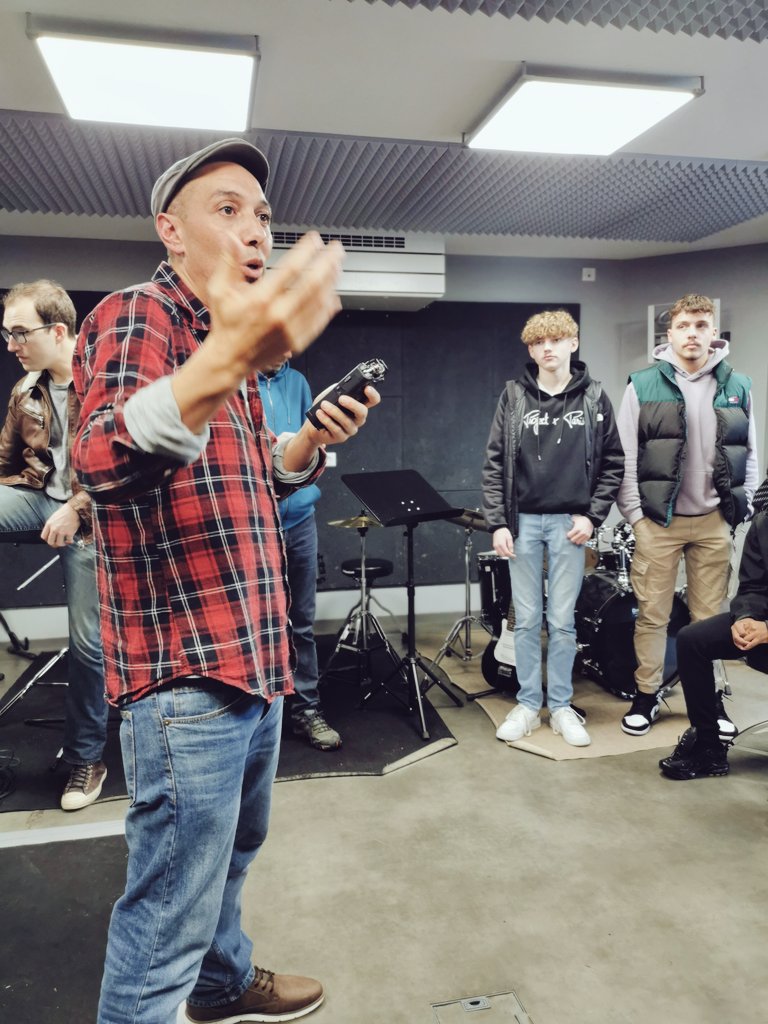 cdigrippeaux's tweet photo. Les bacpro #MELEC et #MTNE découvrent les métiers du son et de la lumière à la @SalleDiffart #laboelectro, l'envers du décor des spectacles. 
Les lycéens en profitent pour interviewer #HK en concert ce soir. Son discours engagé s'intégrera dans un #podcast @unefoisunevoix #EMI https://t.co/15rJAS4BnV