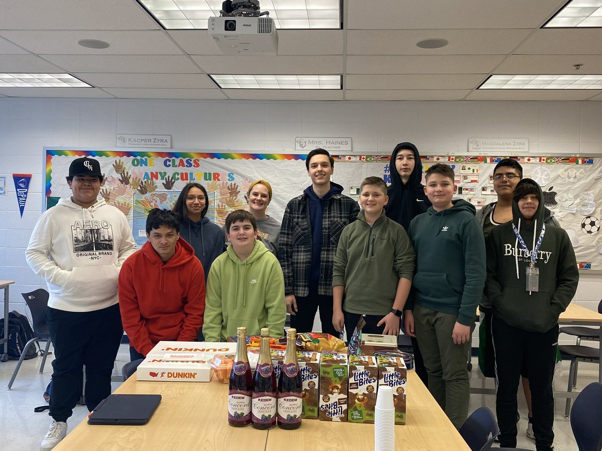 DrJoyceKim's tweet image. Congrats to Mr. Zyra, who finishes his last undergrad class today. The class threw him a party and wrote in their card what an inspiration he is to them. Full time EL IA and full time college student. #firstgen #firstgencollegestudent @KacperZyra @MrsHainesELL @MagdalenaZyra