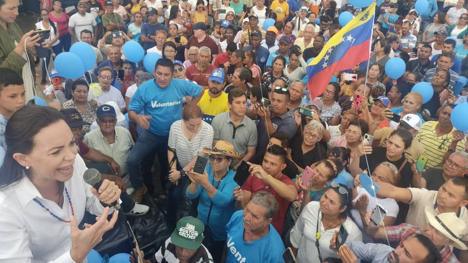VenteMerida's tweet photo. Arribamos a Tucaní, municipio Caracciolo Parra Olmedo 📍
Así recibimos a nuestra líder @MariaCorinaYA, somos miles vamos a ser millones.
#MeridaConMariaCorina https://t.co/yZHu7XkUpq