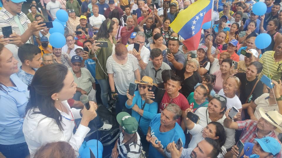 VenteMerida's tweet photo. Arribamos a Tucaní, municipio Caracciolo Parra Olmedo 📍
Así recibimos a nuestra líder @MariaCorinaYA, somos miles vamos a ser millones.
#MeridaConMariaCorina https://t.co/yZHu7XkUpq