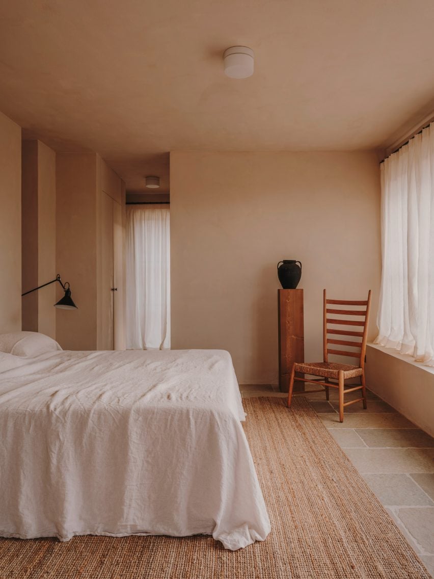 Earthy Palette: Here's ten bedrooms featuring earth tones to enhance rest & calm. via @dezeen buff.ly/3XU59uY #designthinking #interiordesign #interiorstyle