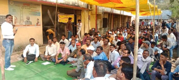 बिजली कर्मियों की हड़ताल से विद्युत व्यवस्था फेल,किसानों के खेत में लग रहा गन्ना,सुबह से दर्जनों गांव के किसान बिजली को तरसे,विद्युत उपकेंद्र रुदायन के गांव करियाम‌ई का मामला
महोदय संज्ञान लें,
<a href="/myogiadityanath/">Yogi Adityanath</a>,<a href="/UPGovt/">Government of UP</a>, <a href="/aksharmaBharat/">A K Sharma</a>,<a href="/UPPCLLKO/">UPPCL</a>,<a href="/dm_budaun/">DM BUDAUN</a>,<a href="/MVVNLHQ/">Madhyanchal Vidyut Vitran Nigam Limited</a> <a href="/MVVNLmd/">MVVNL</a>