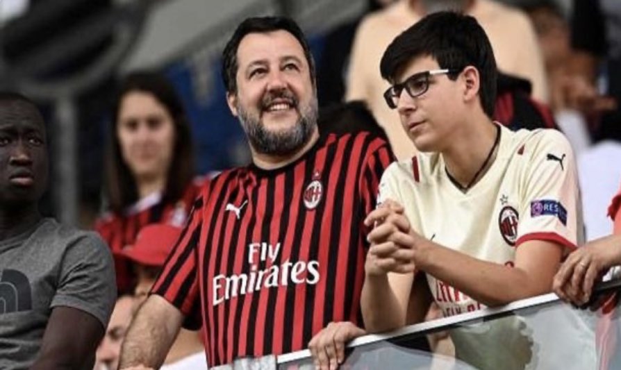 007Vincentxx's tweet photo. #SorteggiChampionsLeague 🏆dopo le parole di #Salvini cit. possiamo farcela 🥴noi napoletani possiamo dire che siamo in una botte di ferro 🤘🏻#Venerdi13 🤘🏻#MilanNapoli #NapoliMilan  #ComingSoon 👋🏻👋🏻stat n’guaiat 🤣🤣 https://t.co/lGIc0NSwN8