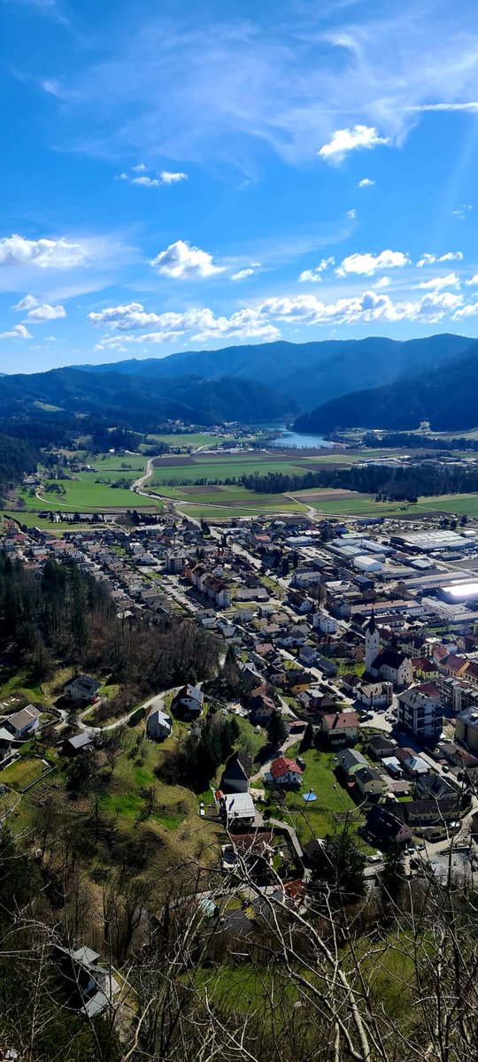 ErikaPlaninsec's tweet photo. Pogled z razvalin "starega gradu" na najlepše malo mesto, #RadljeObDravi 🌤️
Kjer se dolina razprostre, kjer je narava tako lepa, da je ne bi menjala za nič na tem svetu...
Skratka #RodnaGruda, ki jo imam neizmerno rada... 🙏 https://t.co/DzshahvYDl
