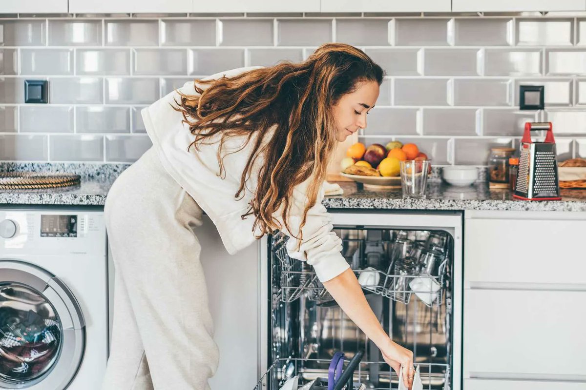 randylenz's tweet photo. Dishwashers are one of our favorite inventions—but you have to use them right. https://t.co/lnmUzqEswj 

#hometips #dishwasher #inthekitchen #kitchen #energyefficient https://t.co/wy9poPHn3F