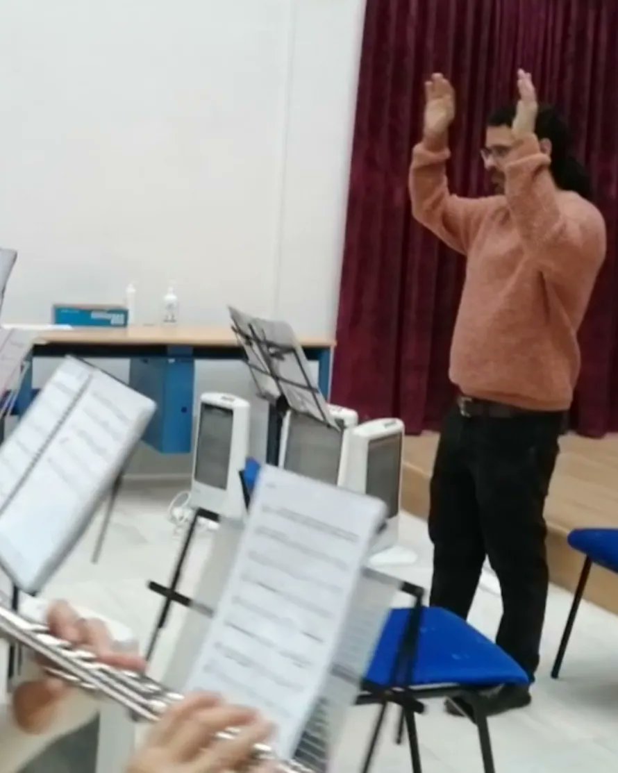 𝔸𝕘𝕣𝕦𝕡𝕒𝕔𝕚𝕠𝕟𝕖𝕤 𝕞𝕦𝕤𝕚𝕔𝕒𝕝𝕖𝕤
Nuestro Prof. Jonás García ha compuesto una obra para la plantilla del Conservatorio. Como aún no tiene título, el alumnado ha participado escribiendo el nombre y metiéndolo en una urna. ¡En el estreno, conoceremos el nombre!
<a href="/EducaAnd/">Consejería Desarrollo Educativo y FP</a>