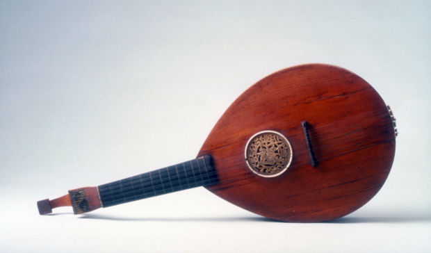 Trivia time! Music was everywhere at Monticello with many different players of different instruments, including this instrument! 
What is it?
a) mandolin
b) lute
c) cittern