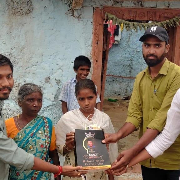 SocialMsso's tweet photo. మెదక్ మండలం భక్త భూపతిపూర్ గ్రామంలో చెవిటి సుగుణమ్మ గారి కుమార్తె కు  మైనంపల్లి సోషల్ సర్వీస్ ఆర్గనైజేషన్ ఆధ్వర్యంలో నిరుపేద కుటుంబానికి పుస్తెమెట్టలు మరియు ఐదువేల రూపాయలు నగదు ఇవ్వడం జరిగింది https://t.co/3e6JHb02pP