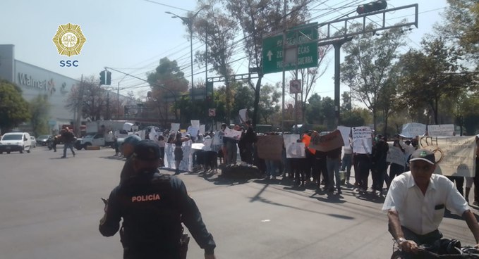 🚨#AlertaADN
Caos vial en la Av. Aquiles Serdán a la altura de Av. El Rosario por un bloqueo de alumnos del CCH Azcapotzalco (<a href="/CCHAzcapoUNAM/">CCH Azcapotzalco</a>), quienes denuncian actos de acoso sexual contra estudiantes