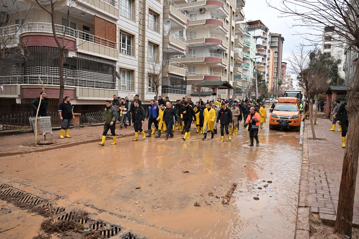 suleymansoylu's tweet photo. Şanlıurfa’da, selin izleri siliniyor... 

✅ İş makinaları aralıksız şekilde çalışmalarını sürdürüyor.

✅ Kurumlarımızın desteğiyle, el birliğiyle, afetten etkilenen sokaklar ve iş yerleri temizleniyor.

Devletimizin tüm imkanlarıyla hemşehrilerimizin yanındayız... https://t.co/e6iLa8B1A5