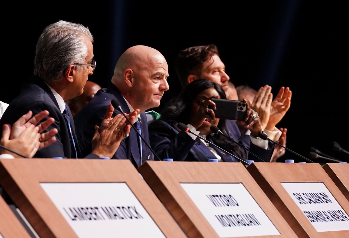 apawlukiewicz's tweet photo. Podczas #FIFACongress Gianni Infantino zasugerował, że FIFA może wprowadzić salary cap (limit wydatków na pensje zawodników, obecny np. w koszykarskiej NBA). Co uważacie o tym pomyśle? https://t.co/JkZJYaJhuX