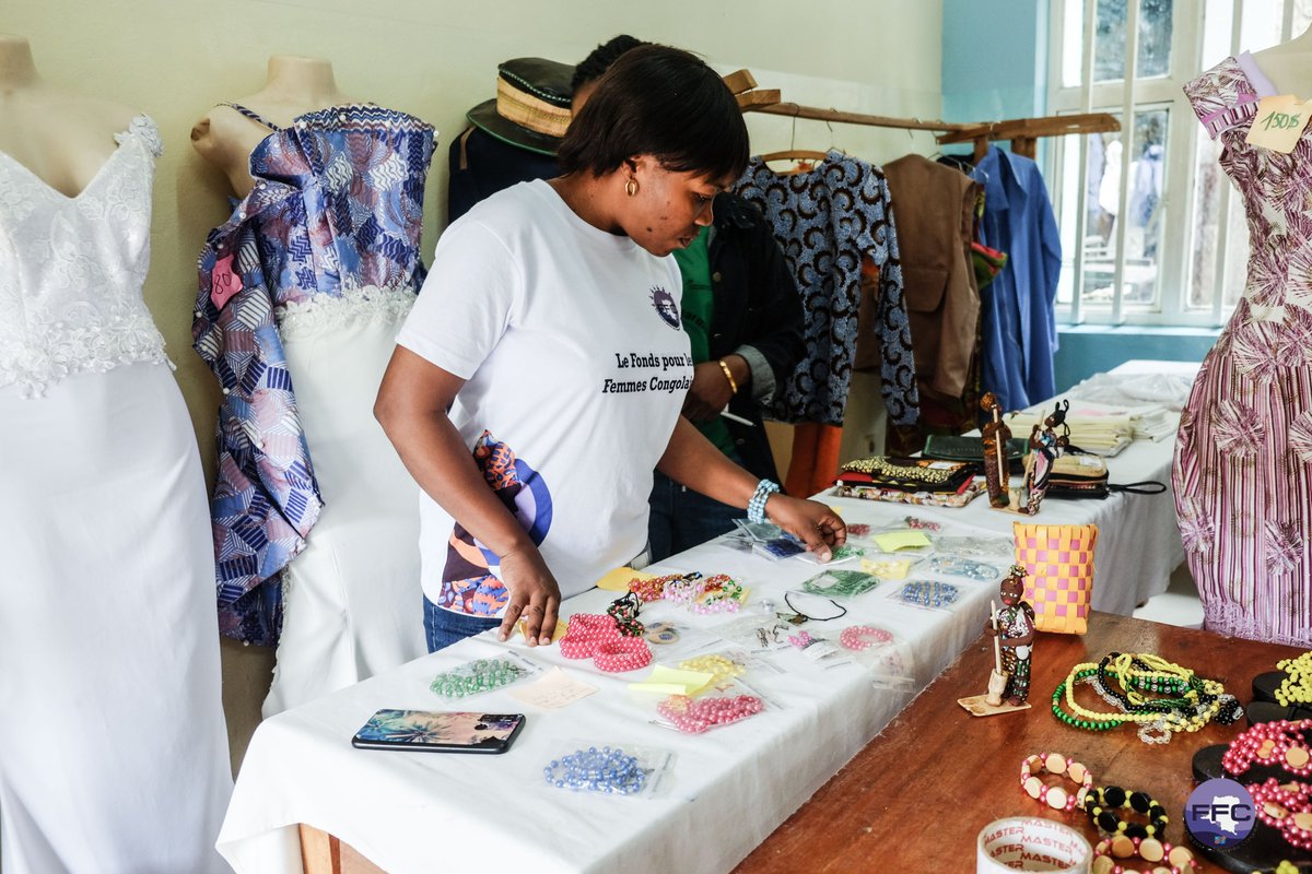 ffcrdc's tweet photo. Les jeunes femmes survivantes des violences sexuelles de la @Fondationpanzi  apprennent divers métiers pour leur réinsertion économique.
Nous étions émerveillés d'avoir visité ce jeudi 17 mars 2023,un grand  atelier d'exposition et de vente de leurs œuvres. 
#Autonomisation https://t.co/zRGgSdnHjo
