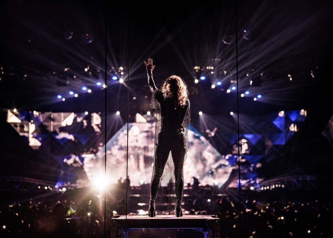 carrieunderwood's tweet photo. Had a blast in #Portland last night at the @ModaCenter !!! 💥🔥❤️ Thanks to all who came out to hang with us! #DenimAndRhinestonesTour 📸: @JeffJohnsonFilm https://t.co/hg90RxSbqE