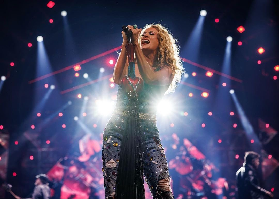 carrieunderwood's tweet photo. Had a blast in #Portland last night at the @ModaCenter !!! 💥🔥❤️ Thanks to all who came out to hang with us! #DenimAndRhinestonesTour 📸: @JeffJohnsonFilm https://t.co/hg90RxSbqE