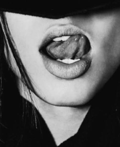 LabiosDeEncanto's tweet image. .

Cuando usted
se desnuda
escribiendo...

A mí ,
se me hace
Poesía
la boca   . . .  ❣