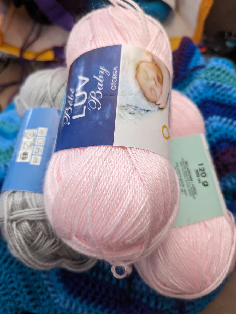 HeresAuntie's tweet photo. When you have a current project....but you find a cool pattern on TikTok you really want to try 😅 #crochetproblems https://t.co/FElCpi5RwK