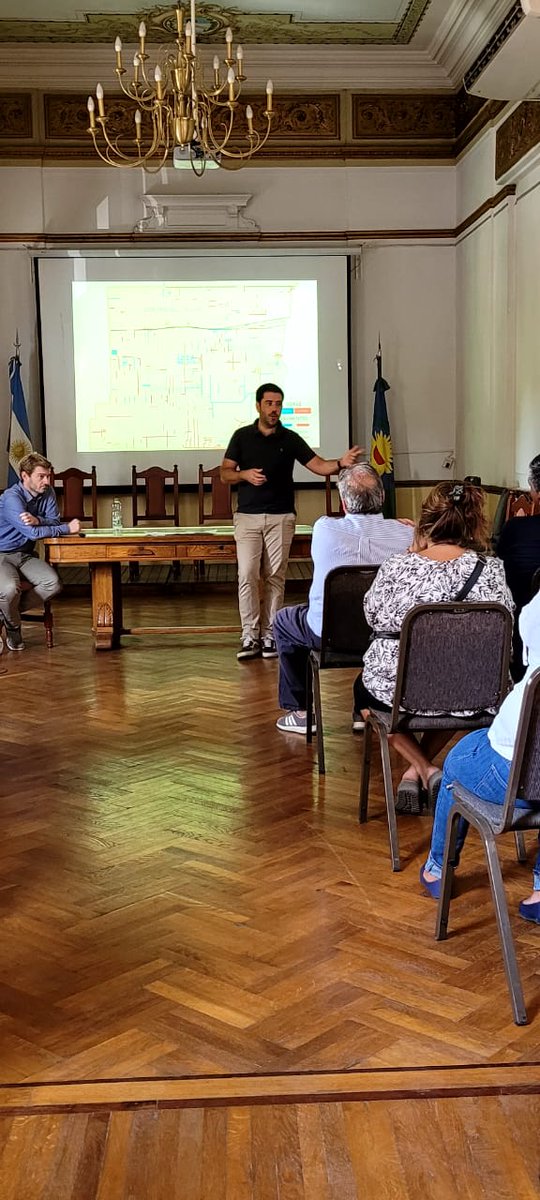 NigroFrancisco's tweet photo. San miguel sigue creciendo! 
Hoy, reunión de trabajo con @federandle y los coordinadores territoriales, donde conversamos sobre las diferentes obras y proyectos que se van a realizar en los distintos barrios de San Miguel.

#SanMiguel https://t.co/D3rupJgauG