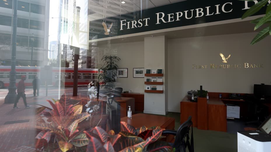 CrystalRozz's tweet photo. BREAKNG NEWS : First Republic’s lifeboat
A group of 11 financial institutions has offered regional bank #FirstRepublic — among the worst hit by the cascading fallout from recent bank failures — a lifeboat in the form of $30 billion in deposits to shore up its holdings. #WEFIRE https://t.co/eGvylEooRU