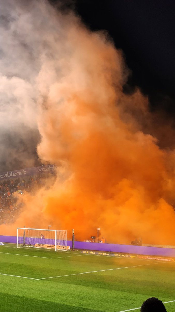 ApsantaSpecial's tweet photo. Και ο ουρανός έγινε πορτοκαλί!  #ΜΟΝΟΑΠΟΕΛ https://t.co/1aZCwnfzKd