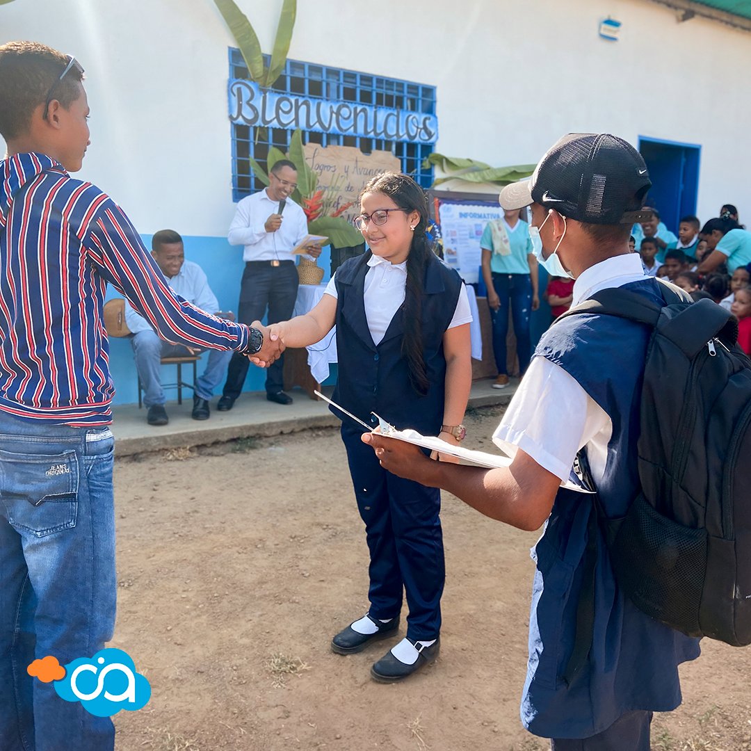 AlincaVzla's tweet photo. "Donde no teníamos esperanza llegaron ustedes a regalarnos una sonrisa"" - Profesora Morichal Verde💙 

Nos llena el corazón cerrar un hermoso proyecto, los platos calientes  promueven la permanencia escolar de los niños, niñas y adolescentes🧍‍♀🧍 🏫 https://t.co/1m2QkZLRQp