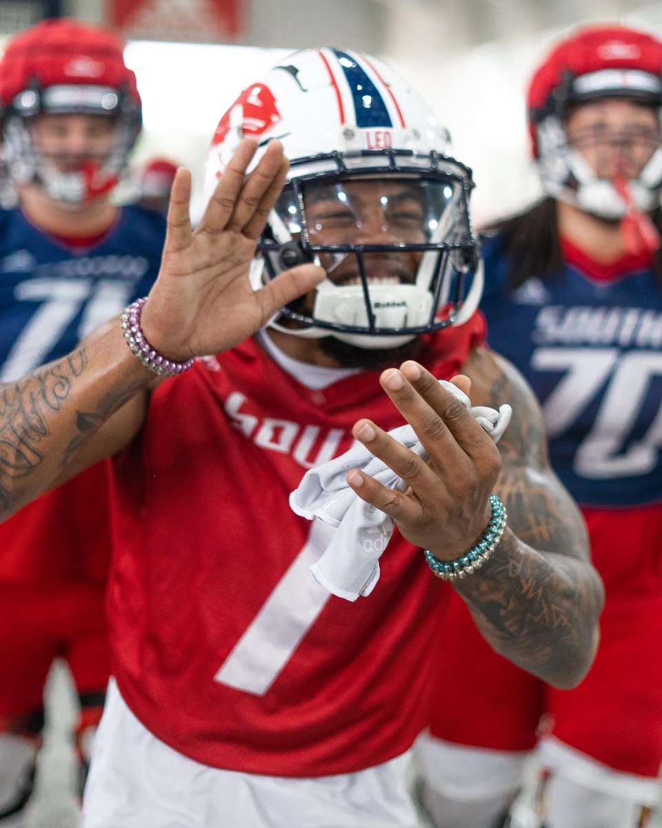 All smiles cause we’re back😄 #LEO