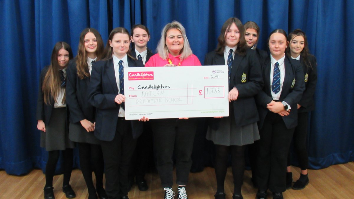 CandlelightersT's tweet photo. #SupporterSunday 💕
A really huge thank you to pupils at Batley Grammar School who have raised an incredible £1,738 in memory of Rhian Barber, who sadly passed away last November. 💚 Our fundraiser, Becki, met Rhian's sister, Keeley, and some of the girls involved. 💫 https://t.co/hofWrzt7Cg