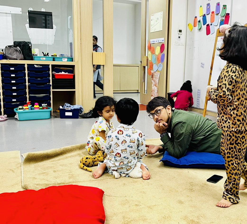 midstofinquiry's tweet photo. Today my nursery didn't want to come to the music room instead they wanted me to come to their homeroom class. #PyjamasParty was on. We did draw each other pictures. They kept me engaged completely with their talks, drawings and playing football 💬 🎨 ⚽ https://t.co/Gg4cQgNT3w