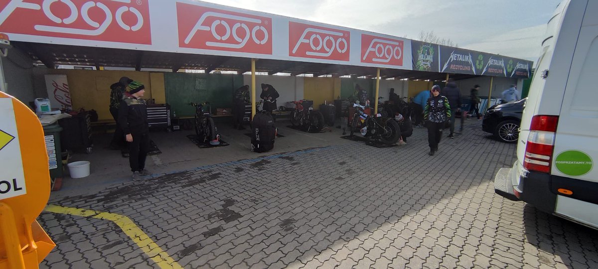 No siema Rawicz, siema żużlowa Polsko🤜🏼🤛🏼 Tak, tak - po ciężko przepracowanej zimie, już dziś rozpoczynamy treningi na Florku 🏍️💥💨💨💨 Ostatni etap przedsezonowych przygotowań wchodzi w finałową fazę💪🏼 Ok, nie gadamy - ROBIMY🔥 #RKSKolejarz 🐻 @2LigaZuzlowa