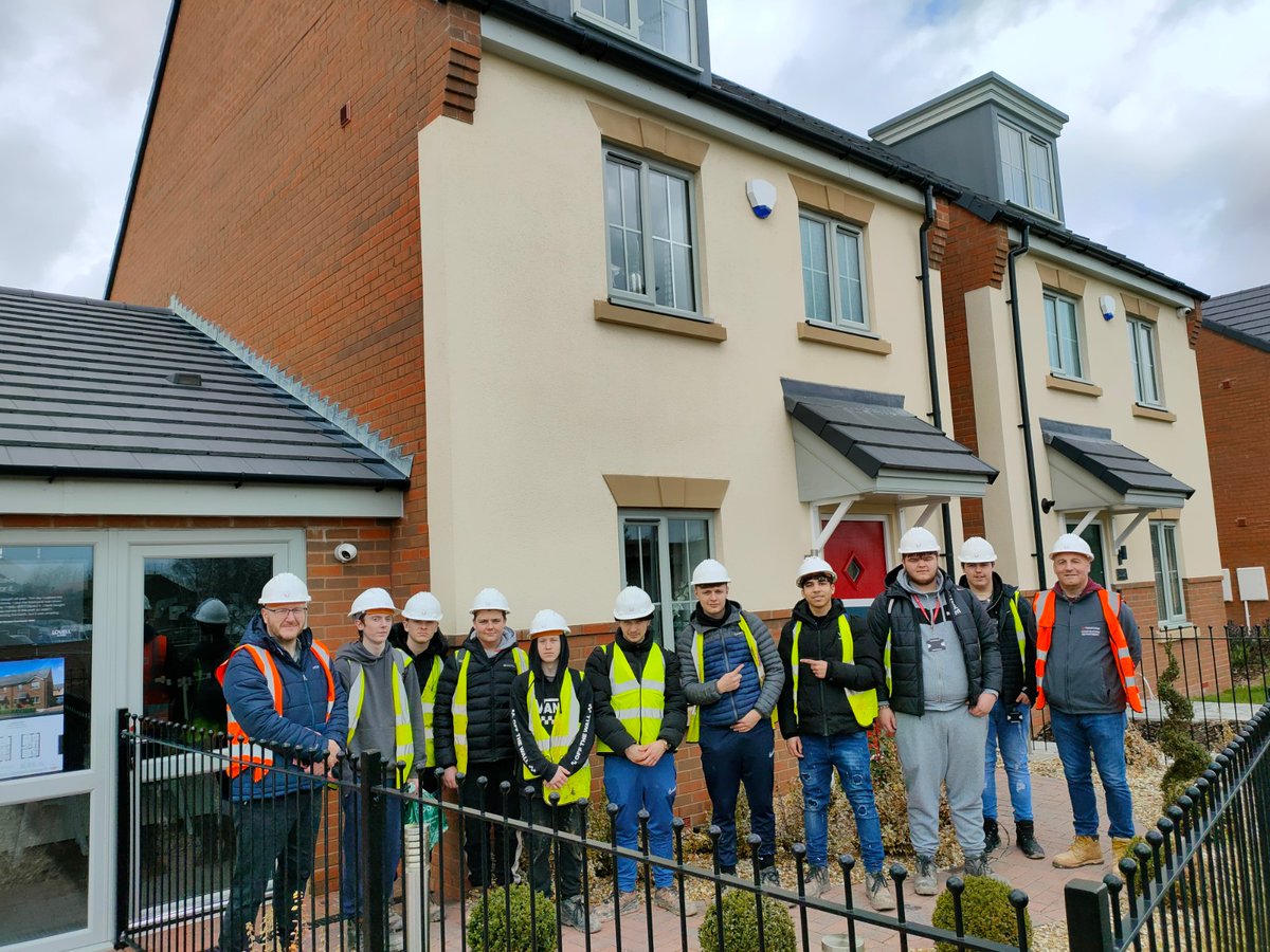 This week we welcomed students from @Walsall_College to a tour around our JV site Lockside. To see what they are learning in the classroom in a real life environment, followed by a look inside our amazing show homes. @Lovell_UK @walsallwhg #nextgen #loveconstruction